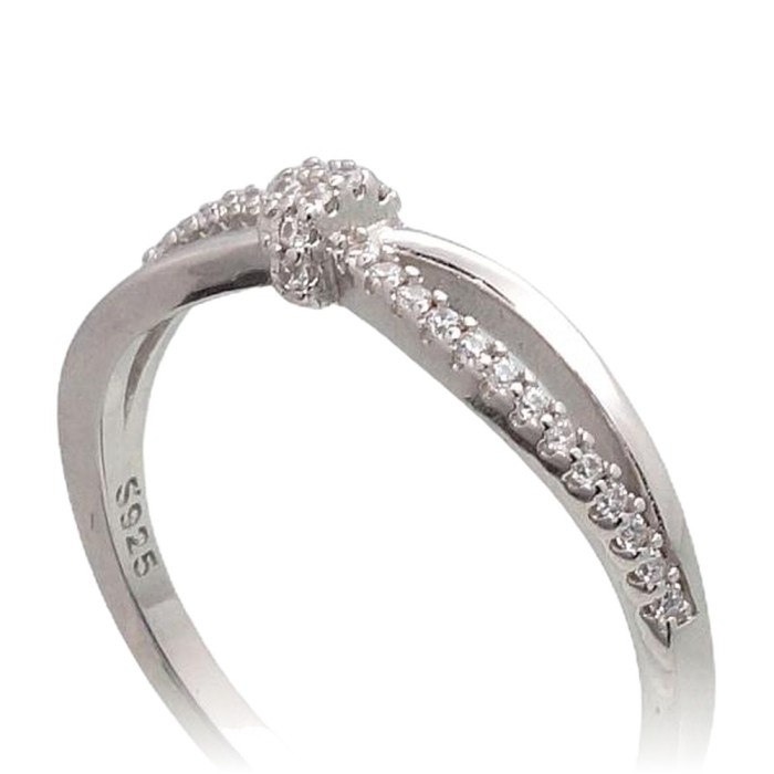 Hõbesõrmus tsirkoonidega „Crystal Knot“