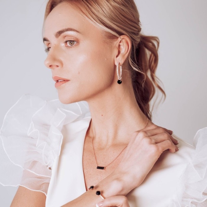 Hõbedased kõrvarõngad „Ivy (Jet)“ Swarovski® kristallidega