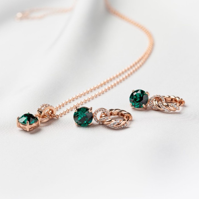 Hõbedased kõrvarõngad „Emerald Dusk (Emerald)“ Swarovski® kristallidega