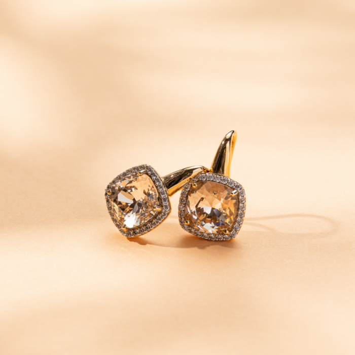 Hõbedased kõrvarõngad „Facet (Light Silk)“ Swarovski® kristallidega