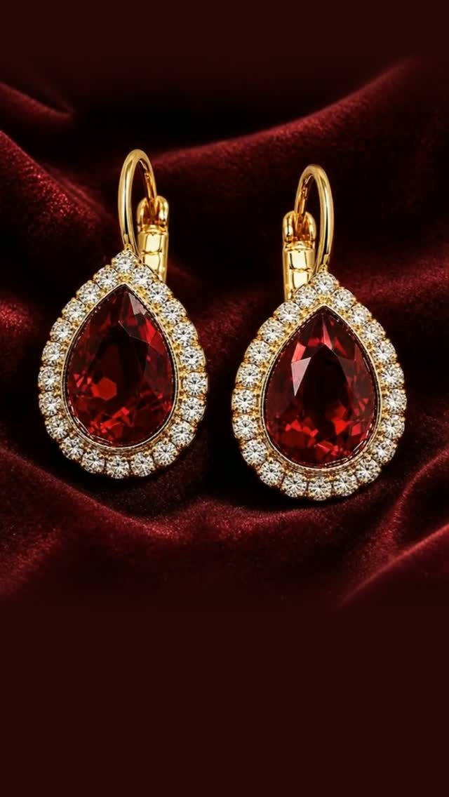 Auskari vakaram un svētkiem ar sarkaniem Swarovski® Light Siam kristāliem un 18 karātu zelta pārklājumu.